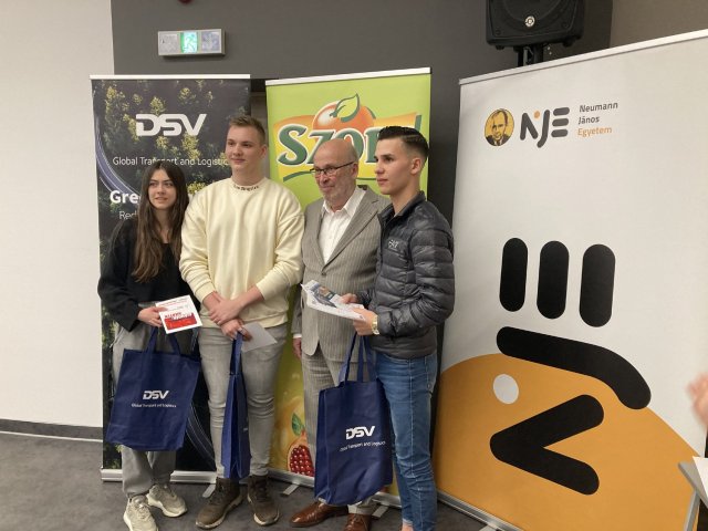 A fődíjat a Boros-Holding csapata nyerte – Lőrincz Szabolcs, Kalabalukovic Dóri és Brenner Tamás – Hódmezővásárhelyi SZC Boros Sámuel Technikum, Szentes (KRPR.hu)
