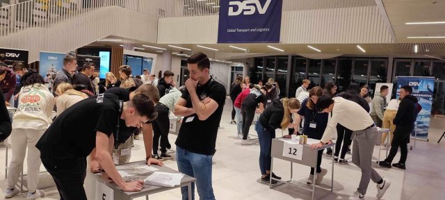 A nem mindennapi megmérettetésre közel 200 fős jelentkezés volt, az ország szinte minden tájáról – a második fordulóba már csak 20 csapat jutott tovább (KRPR.hu)